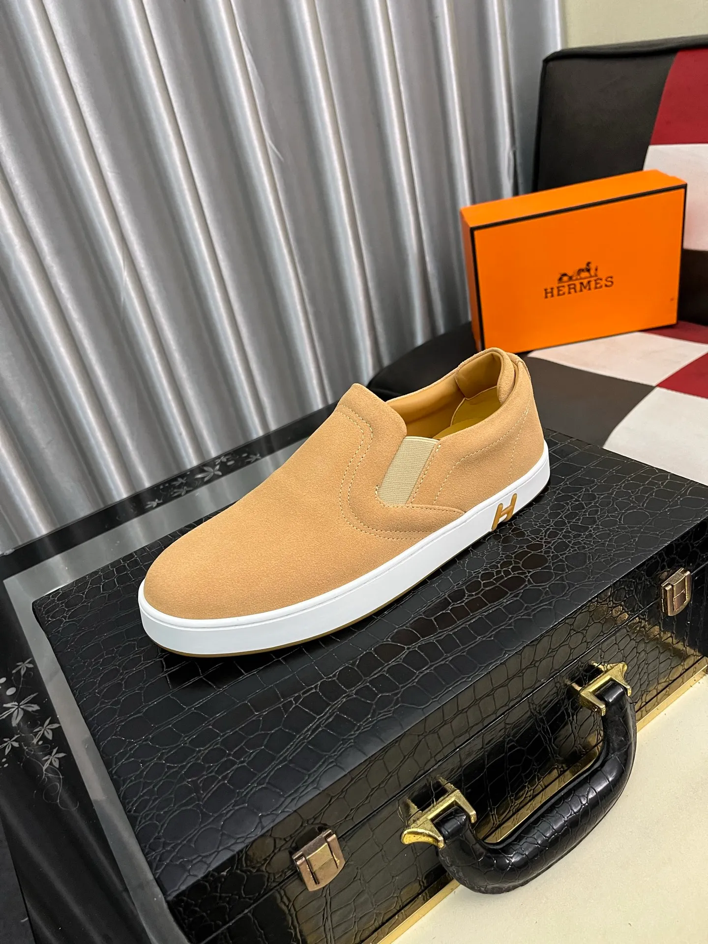 Men's Men's Shoes💰458⌚️⌚️HERMES/Hermès Hugo sneakers are casual men's shoes. These sneakers are made of imported first-layer cowhide leather and breathable mesh design. The contrasting color design creates a dynamic and modern shape. The front end of the toe is decorated with natural-color rubber inlays, making it novel and fashionable. The texture is incomparable, with cowhide lining and cowhide foot pads, the upper foot is comfortable and breathable, and the rubber sole is decorated with geometric patterns and iconic "H" details. A very personal one! Size: 38-44
